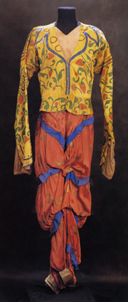Léon Bakst (1886 - 1924) Male costume for Nikolai Rimsky-Korsakov’s ballet Schéhérazade This coutume was made for the production of Diaghilev’s Ballets Russses at the Théâtre National de l’Opéra, Paris, 1910. St.petersburg State Museum of Theatre and Music © Texts,photos, The State Museum of Theatre and Music, St.Petersburg, 2007