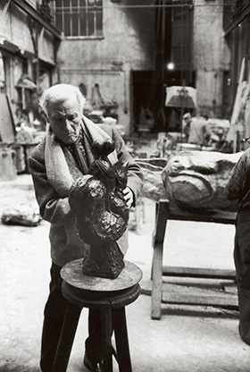 Marc Chagall working on the bronze 《Rooster》 in the atelier of the Fonderie Susse 1952 © IZIS Bidermanas ©ADAGP, Paris & JASPAR, Tokyo, 2018, Chagall ®E2963