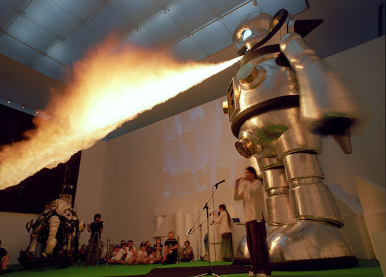 ヤノベケンジ「ジャイアント・トらやん」 (「KINDERGARTEN」2005,豊田市美術館でのイベントより、<AWAYA>によるサウンド・パフォーマンス+トらやん・ファイヤー) 2005年 © YANOBE,Kenj photo by TOYONAGA, Seiji
