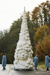 奈良美智 《Miss Forest / 森の子》(2016 年) Photo:©Yuki Morishima( D-CORD)Artwork:©Yoshitomo Nara