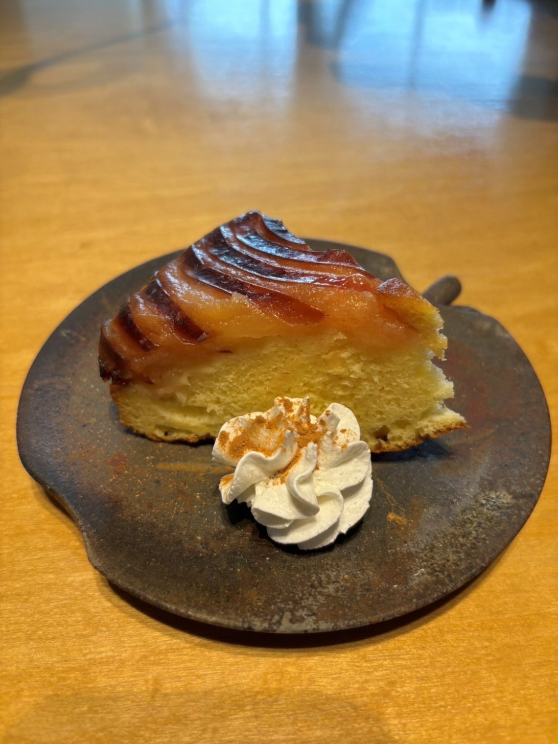 オリジナルりんごケーキ（単品￥650 ／ ドリンクセット￥1,200）